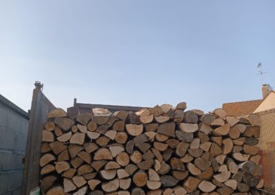 Photo illustrant la vente de bois de chauffage par Martinent Paysage.